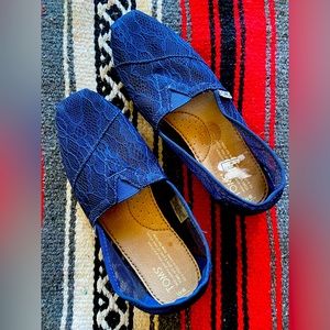 Blue Lace Toms Slip on Shoes! Like New. Size 6!